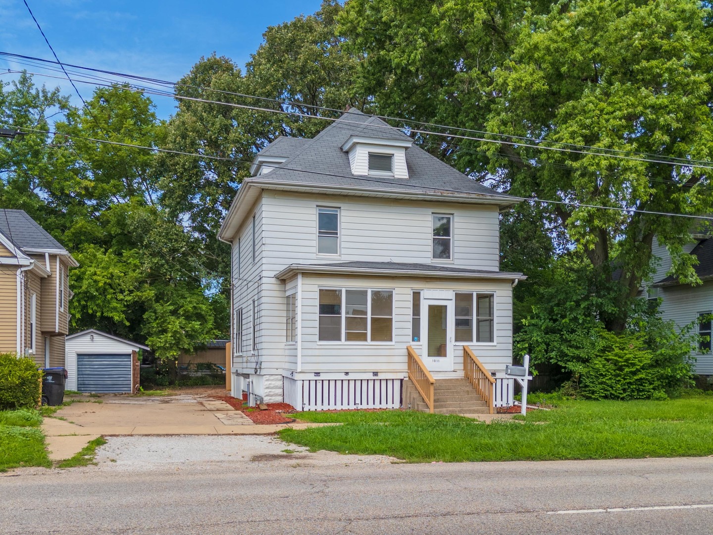 1011 S Center Street, Bloomington, IL 61701