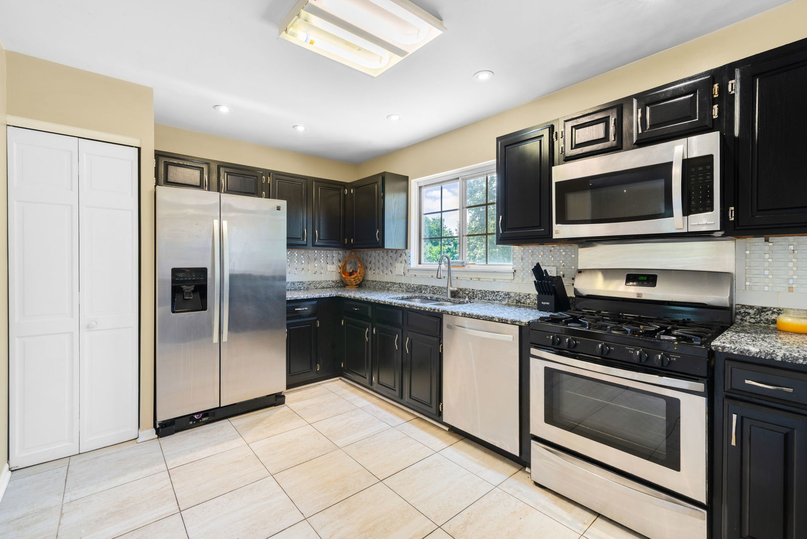 754 Huntington Drive, Carol Stream, IL 60188