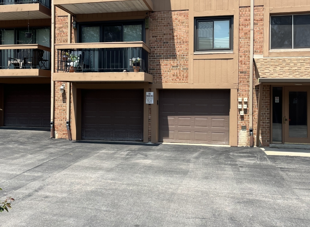 8090 Garfield Avenue #3-1, Burr Ridge, IL 60527