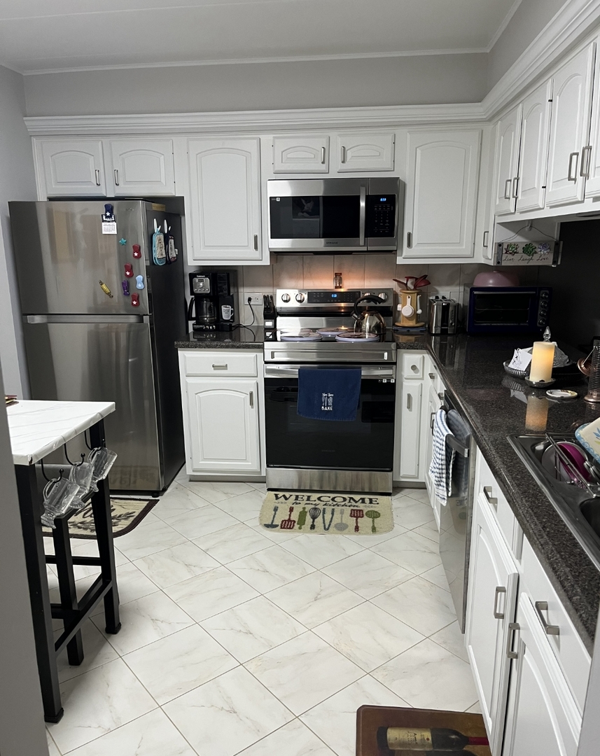 8090 Garfield Avenue #3-1, Burr Ridge, IL 60527