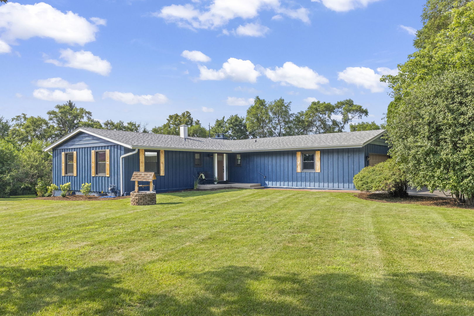 23W570 PINE Drive, Carol Stream, IL 60188