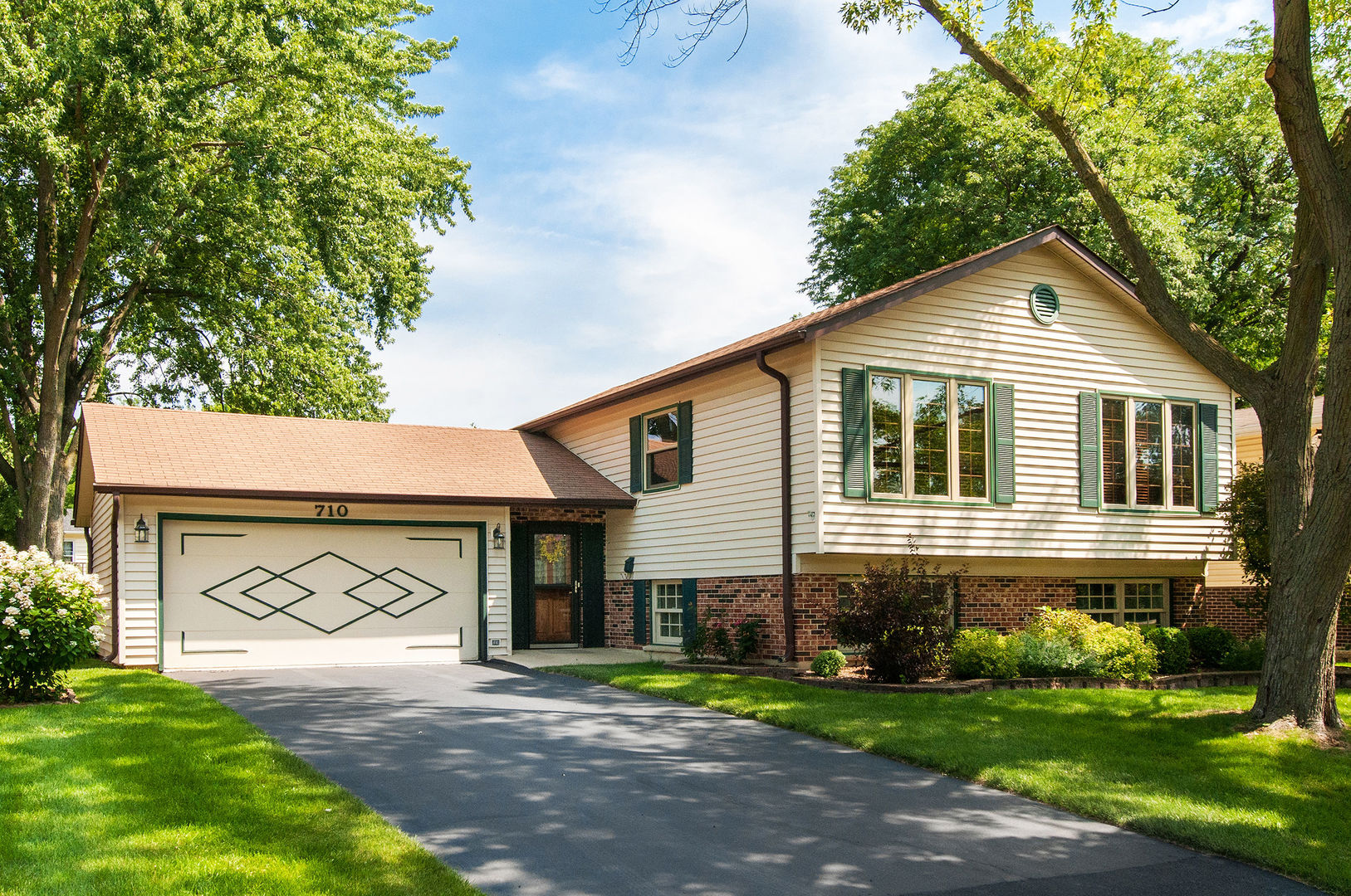710 W Burning Tree Lane, Arlington Heights, IL 60004
