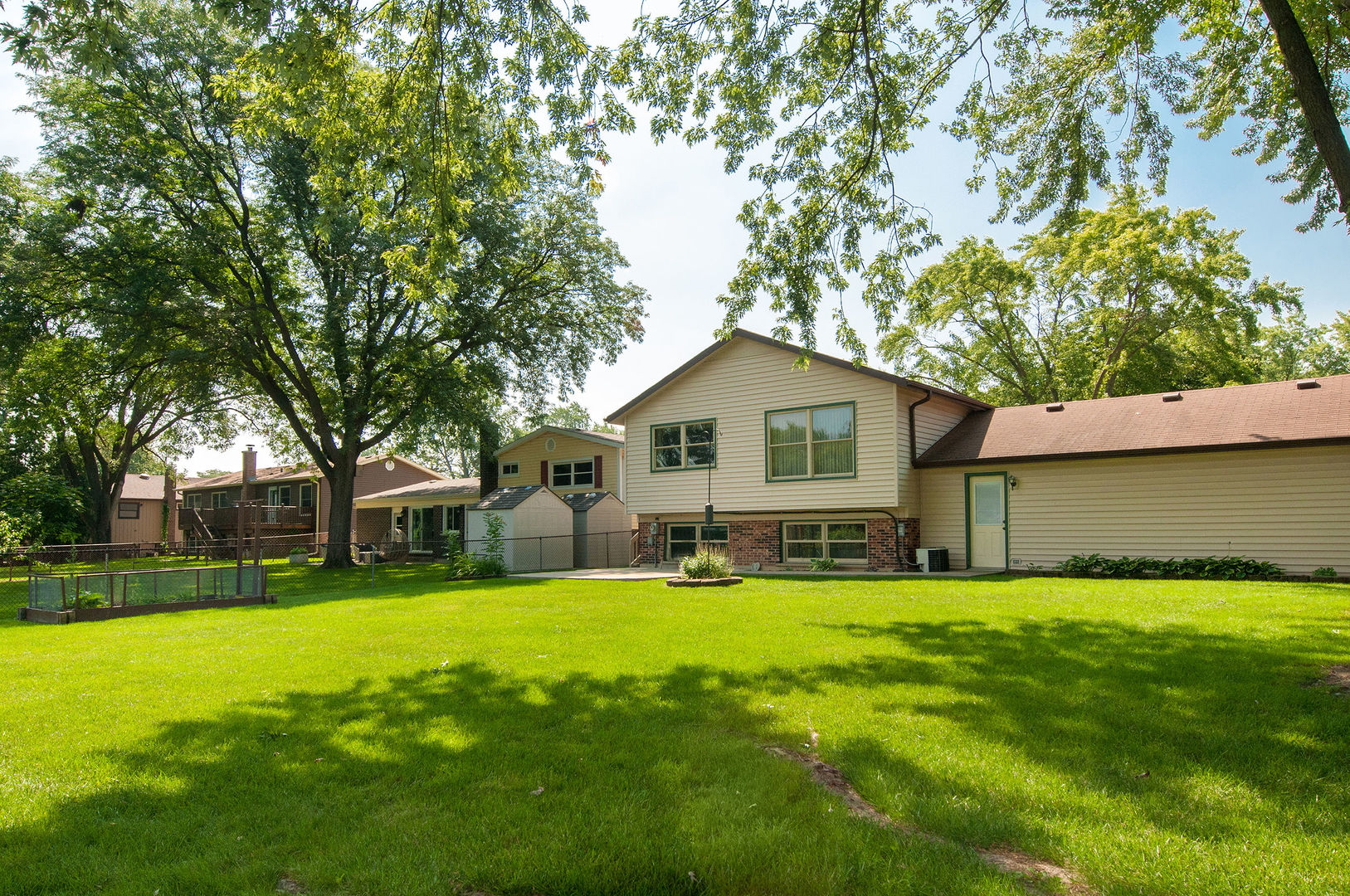 710 W Burning Tree Lane, Arlington Heights, IL 60004