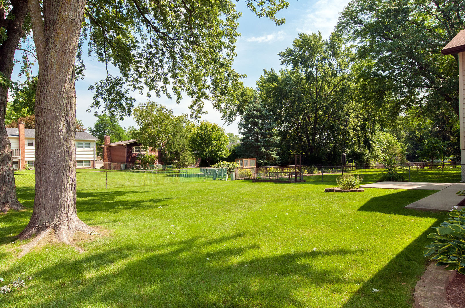710 W Burning Tree Lane, Arlington Heights, IL 60004