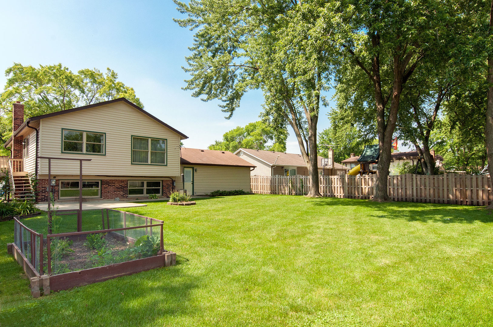 710 W Burning Tree Lane, Arlington Heights, IL 60004