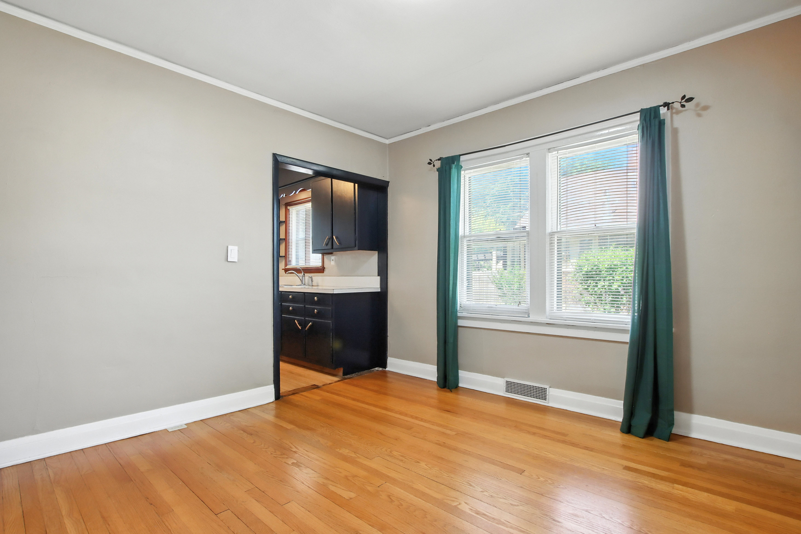907 W Grove Avenue, Waukegan, IL 60085