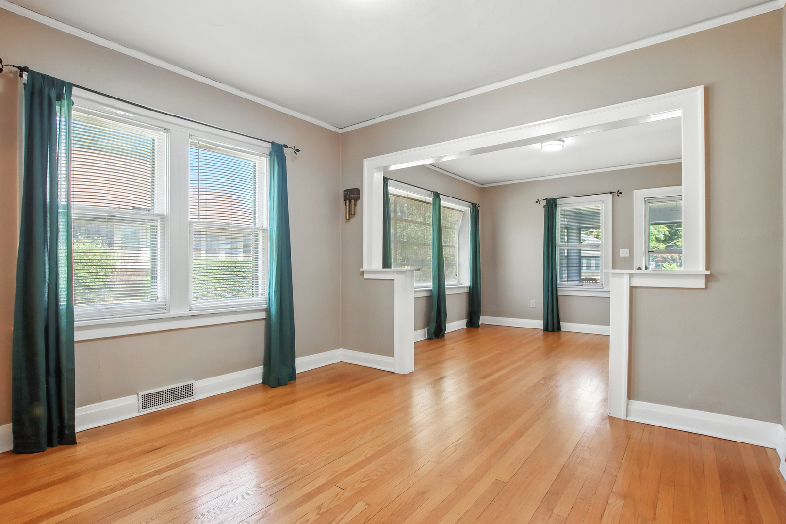 907 W Grove Avenue, Waukegan, IL 60085