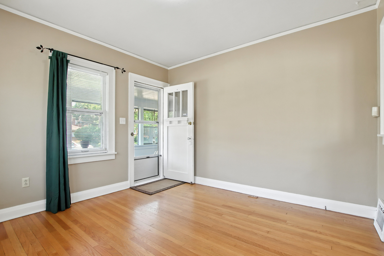 907 W Grove Avenue, Waukegan, IL 60085