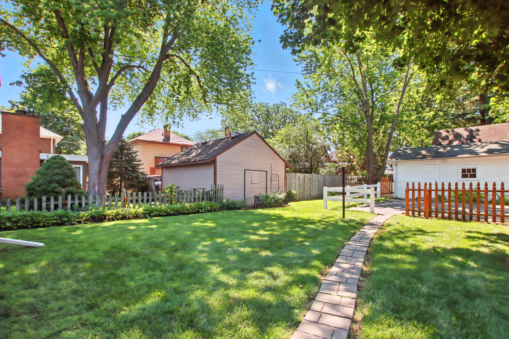 907 W Grove Avenue, Waukegan, IL 60085