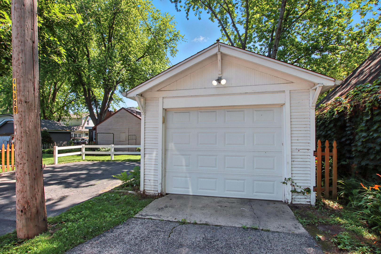 907 W Grove Avenue, Waukegan, IL 60085