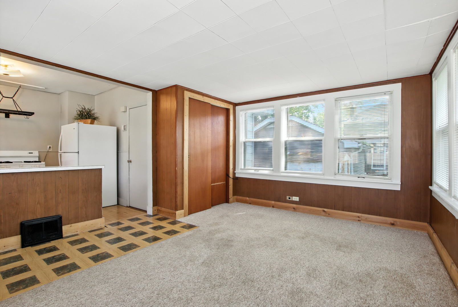 907 W Grove Avenue, Waukegan, IL 60085