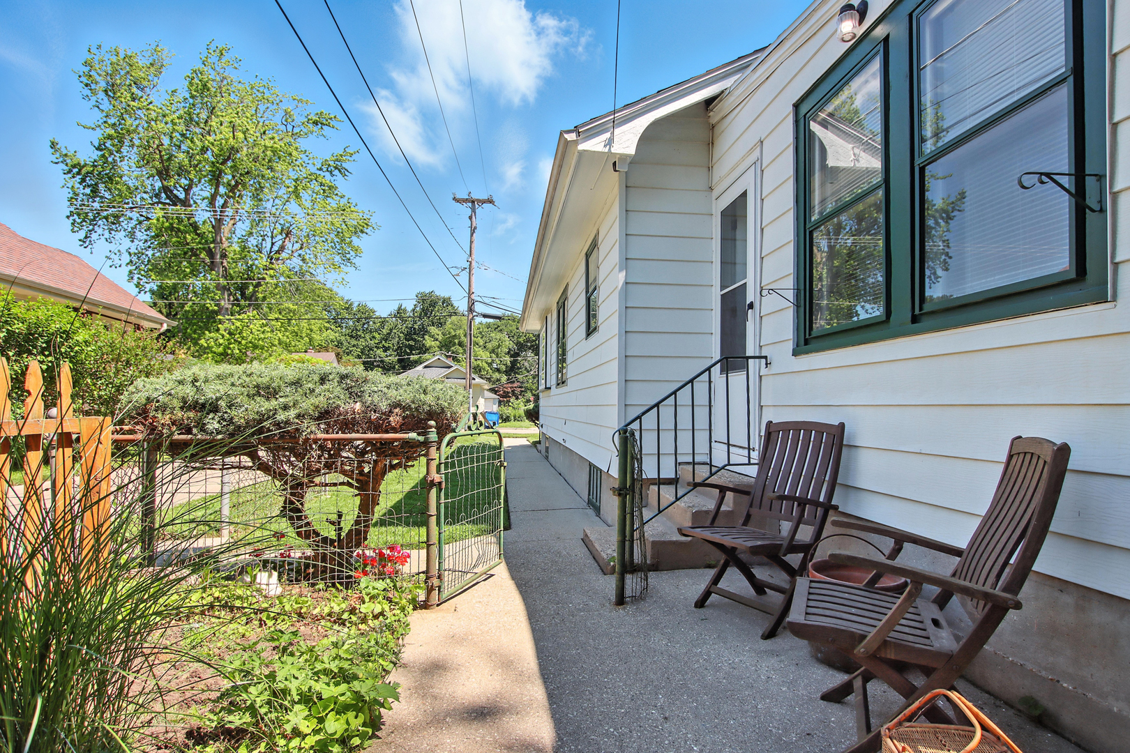 907 W Grove Avenue, Waukegan, IL 60085