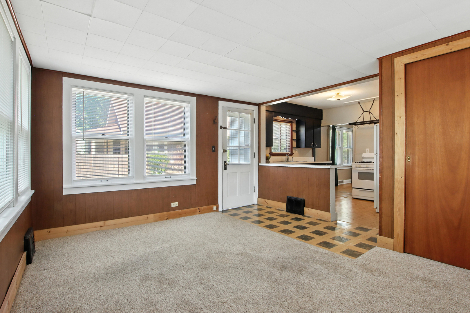 907 W Grove Avenue, Waukegan, IL 60085