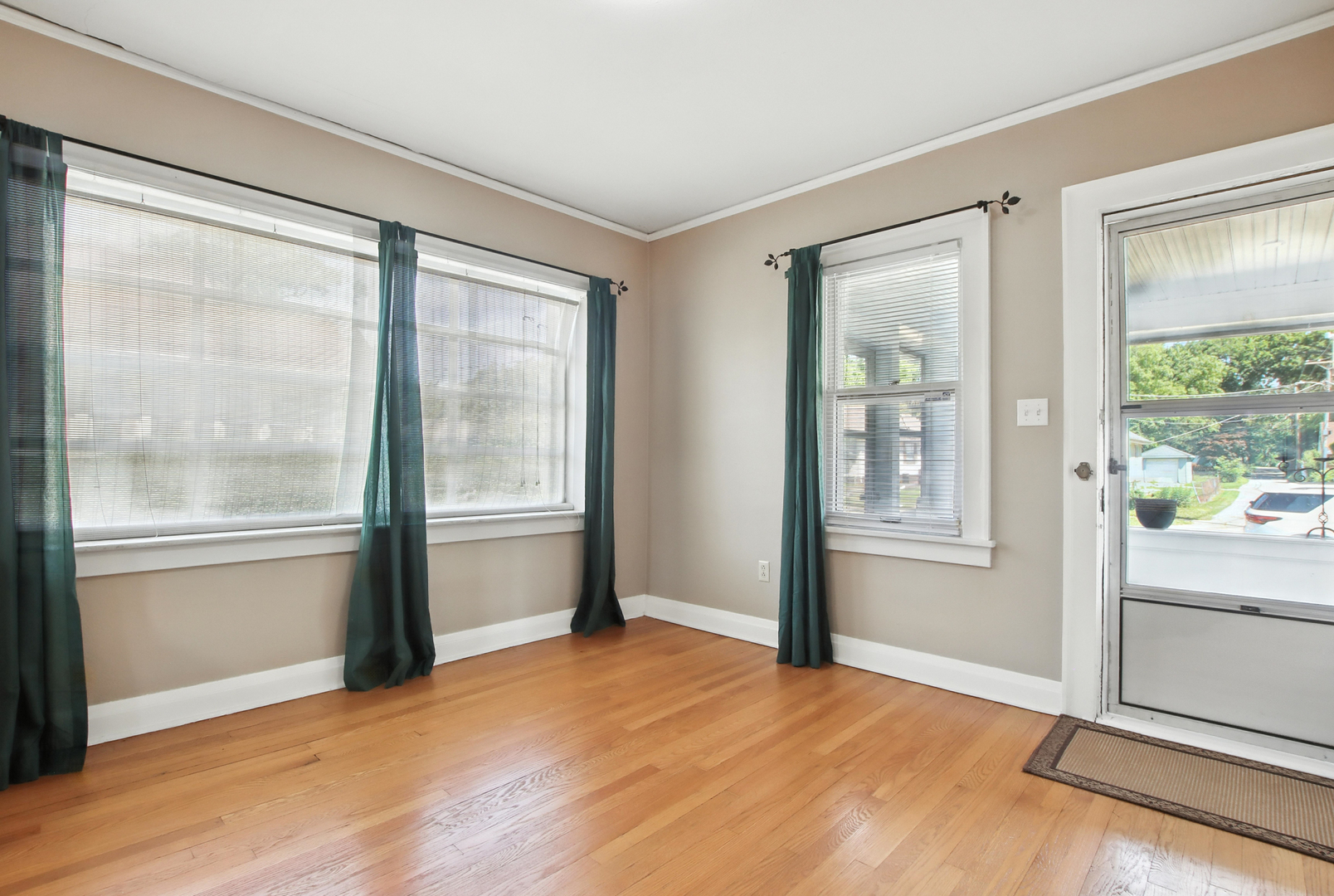 907 W Grove Avenue, Waukegan, IL 60085