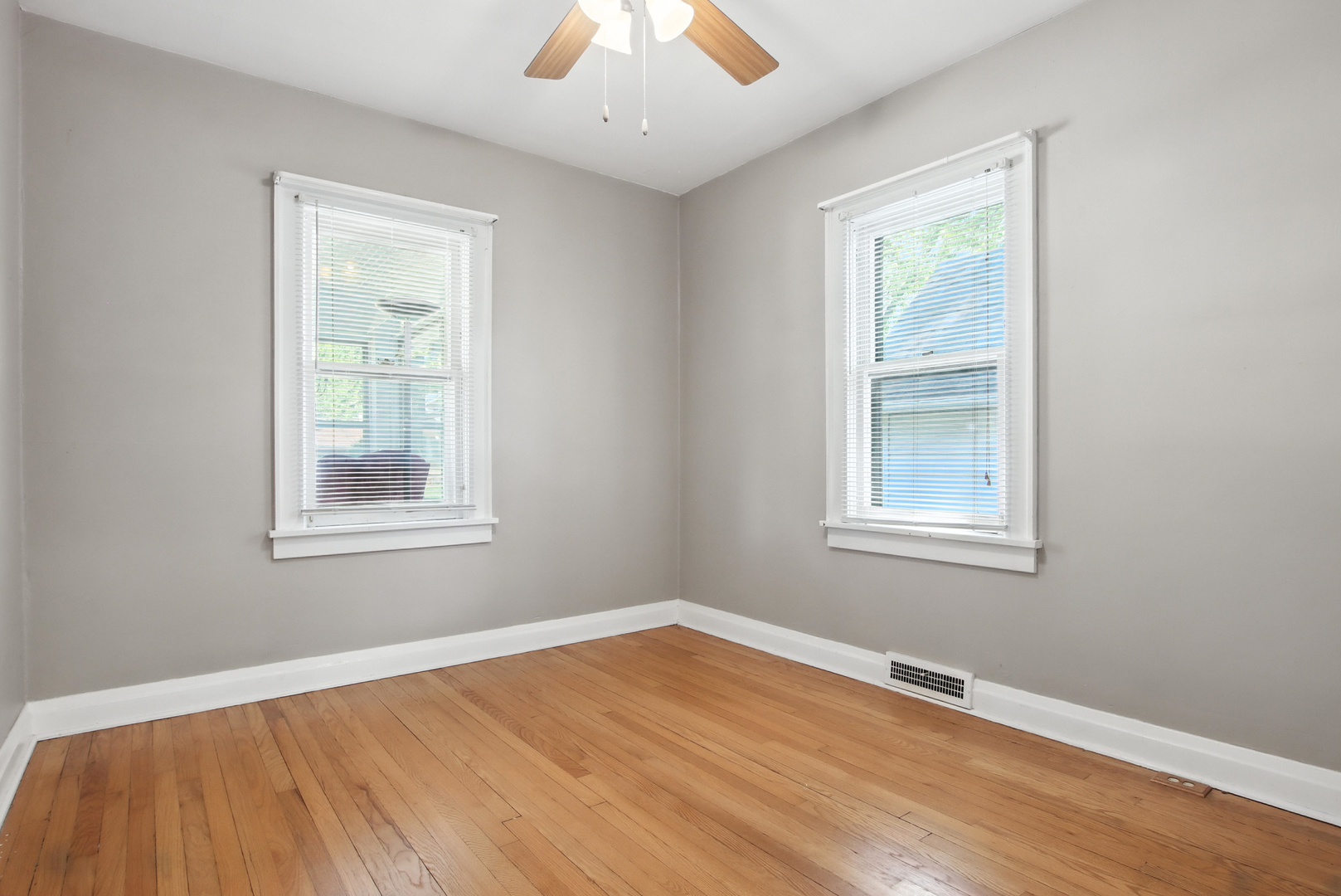907 W Grove Avenue, Waukegan, IL 60085