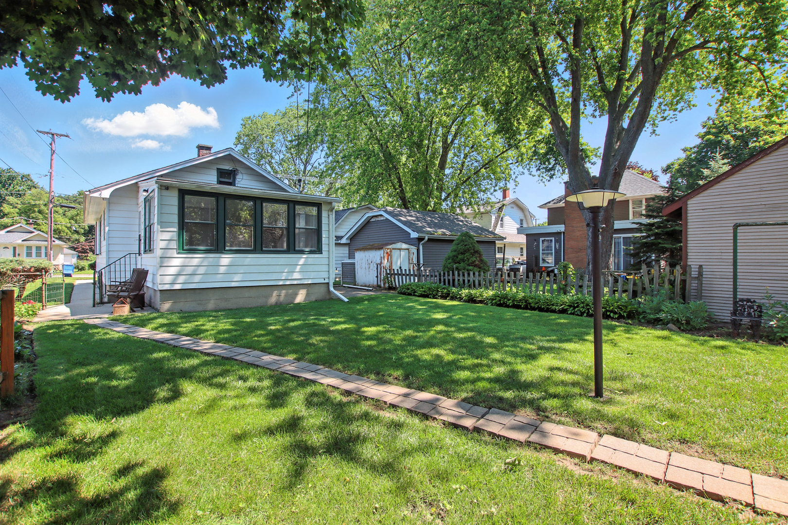 907 W Grove Avenue, Waukegan, IL 60085
