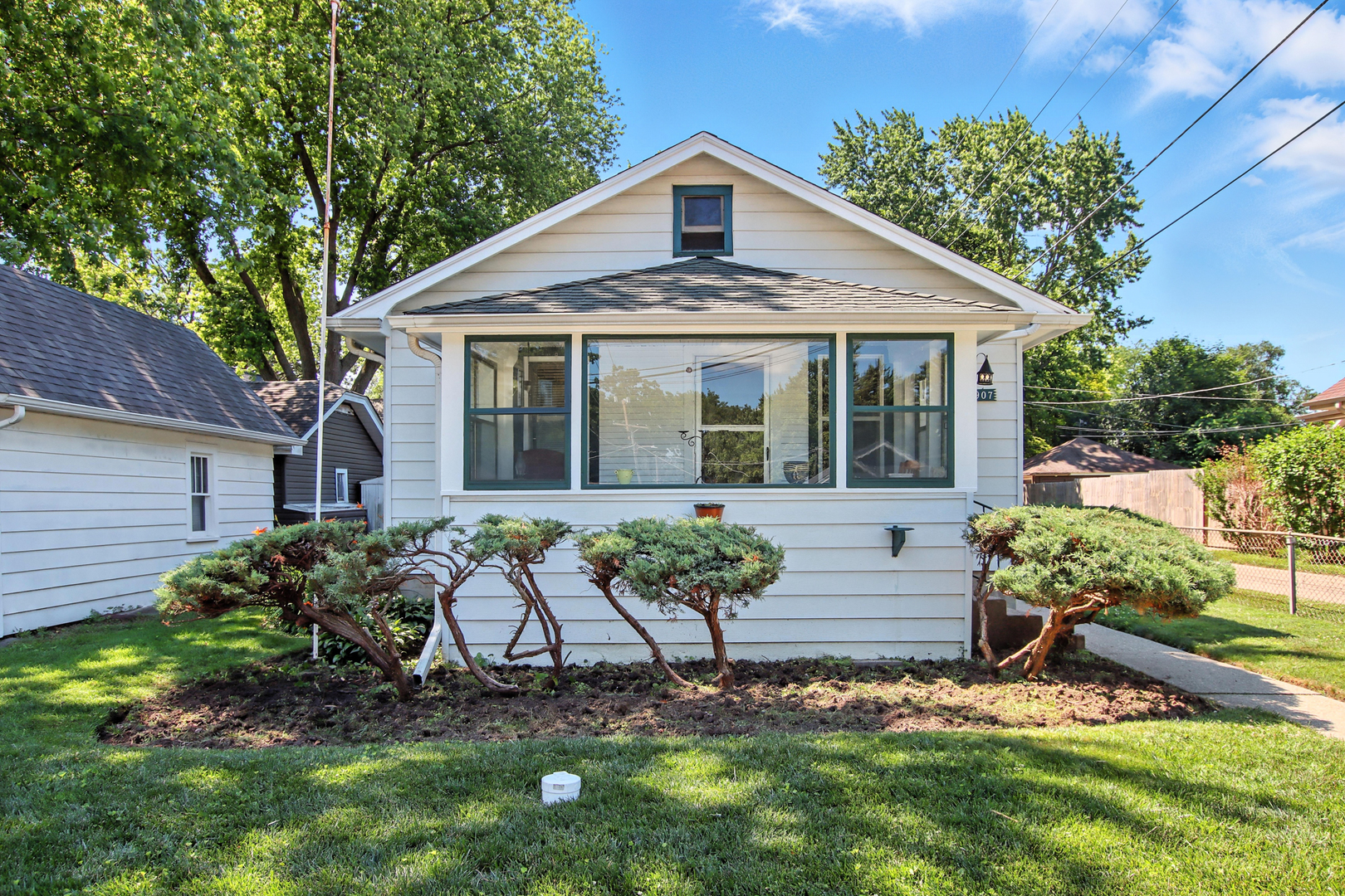907 W Grove Avenue, Waukegan, IL 60085