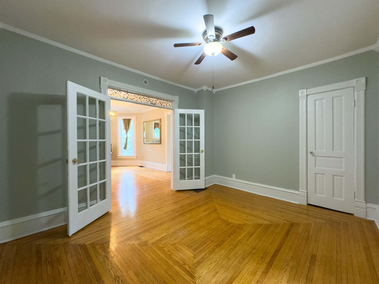 909 BELLEVUE Avenue, Elgin, IL 60120