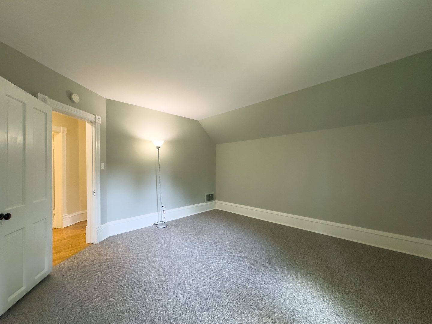 909 BELLEVUE Avenue, Elgin, IL 60120