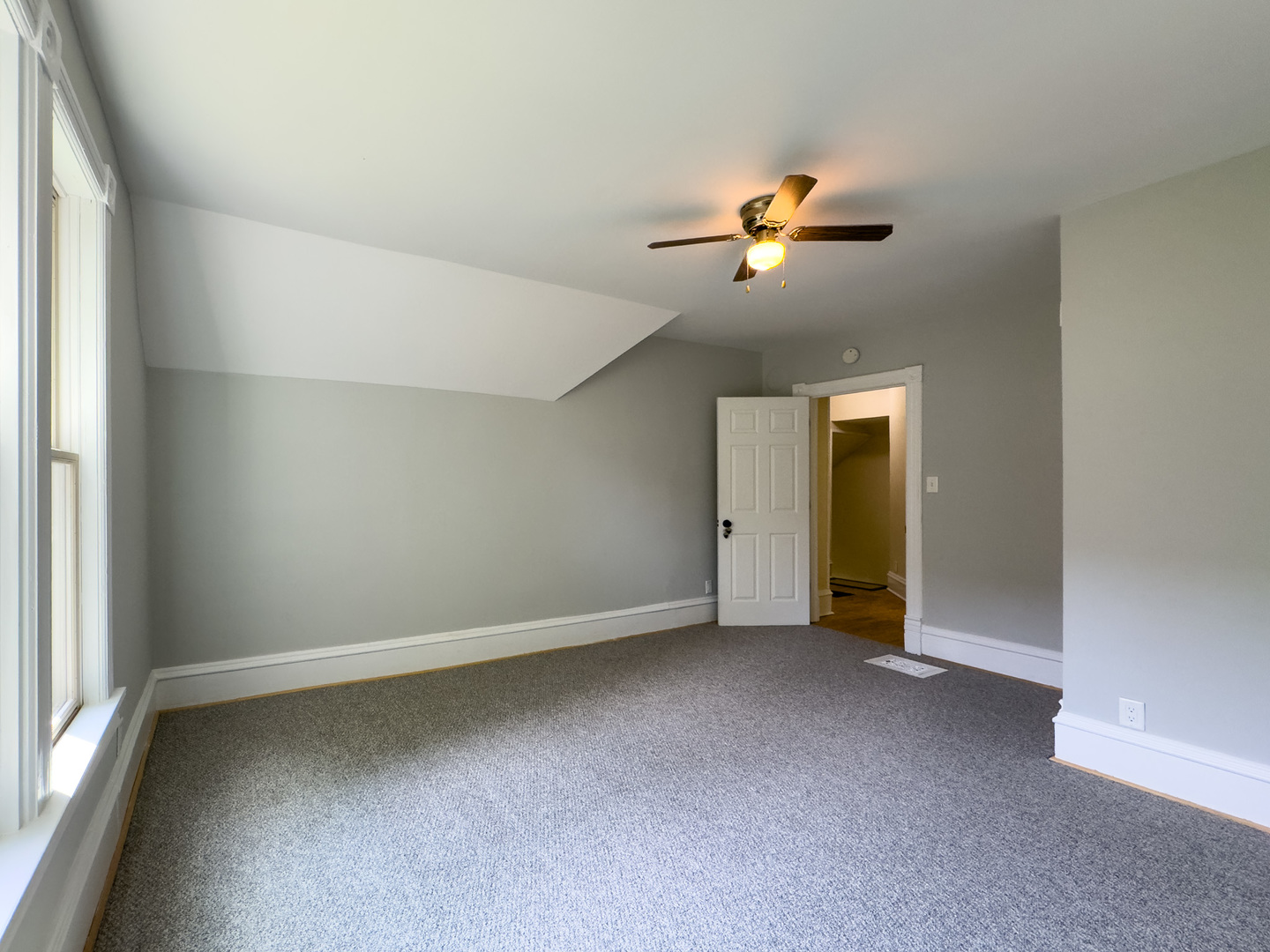 909 BELLEVUE Avenue, Elgin, IL 60120