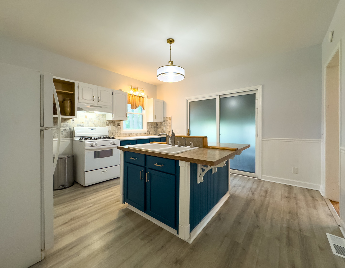909 BELLEVUE Avenue, Elgin, IL 60120