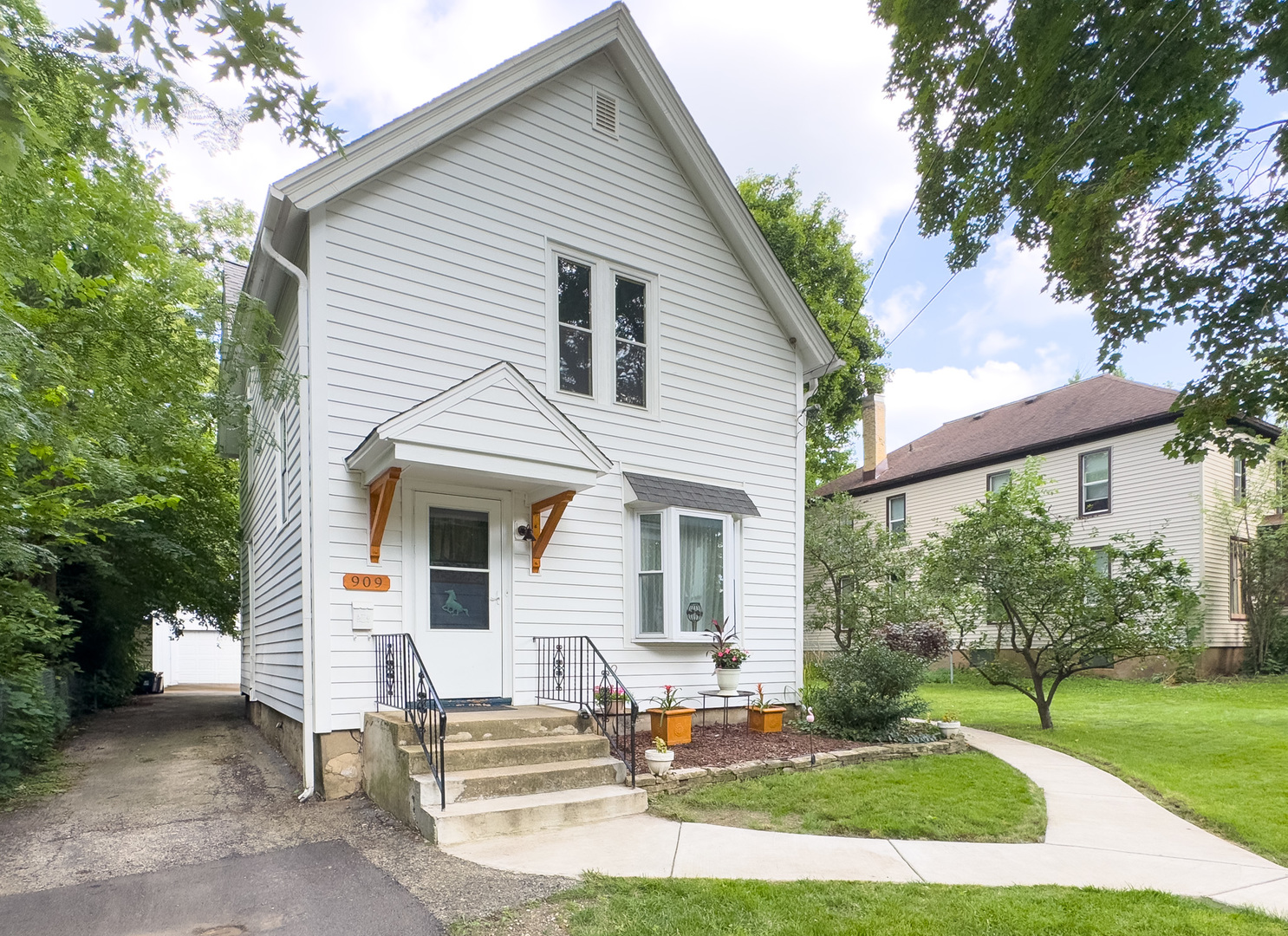 909 BELLEVUE Avenue, Elgin, IL 60120
