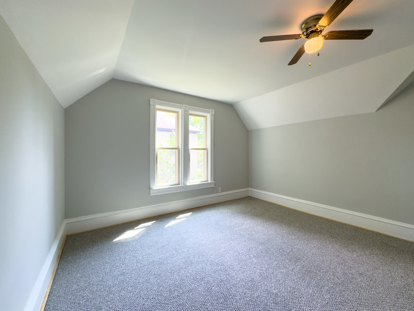 909 BELLEVUE Avenue, Elgin, IL 60120