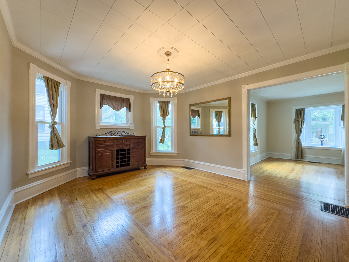909 BELLEVUE Avenue, Elgin, IL 60120