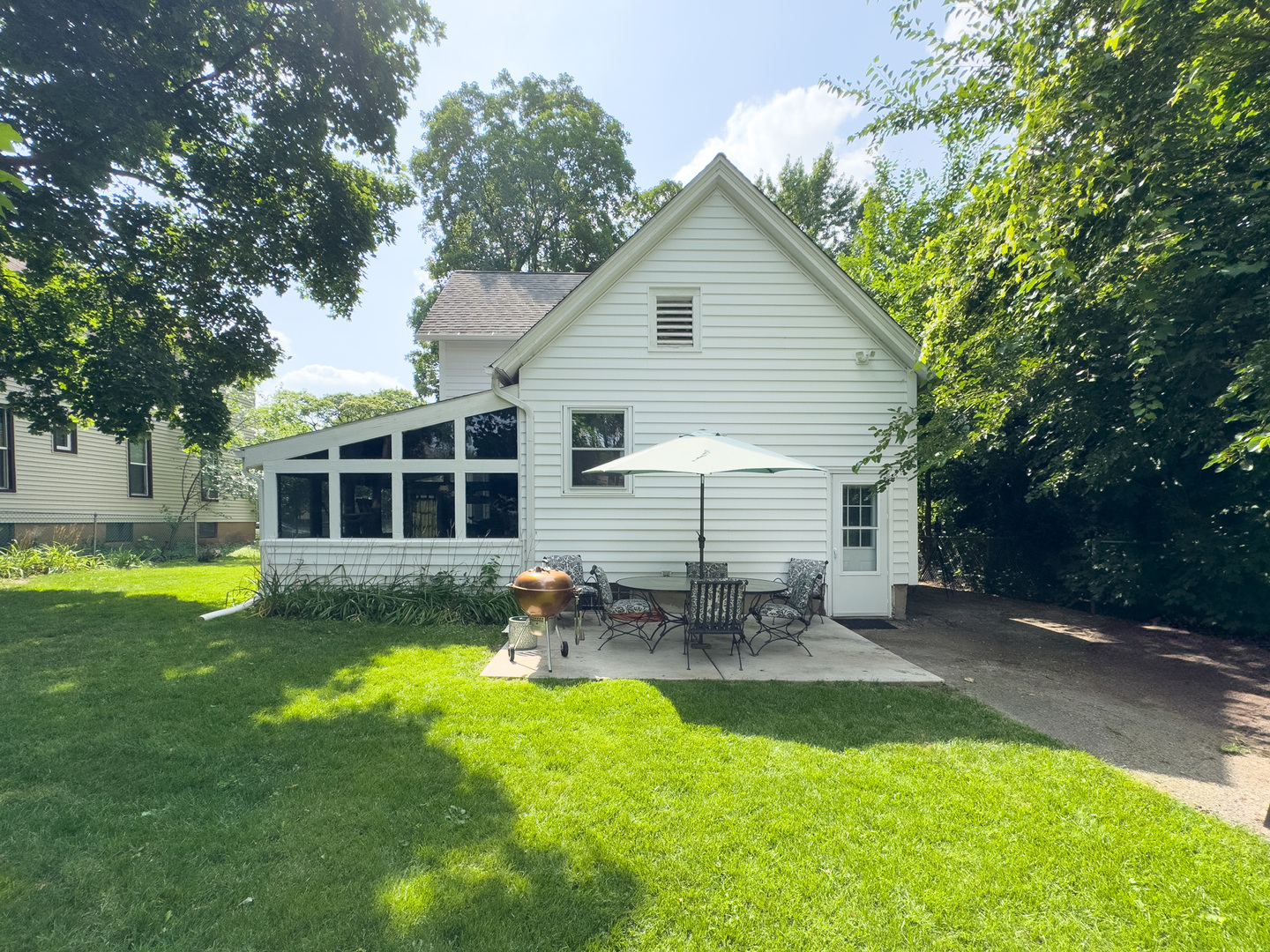 909 BELLEVUE Avenue, Elgin, IL 60120