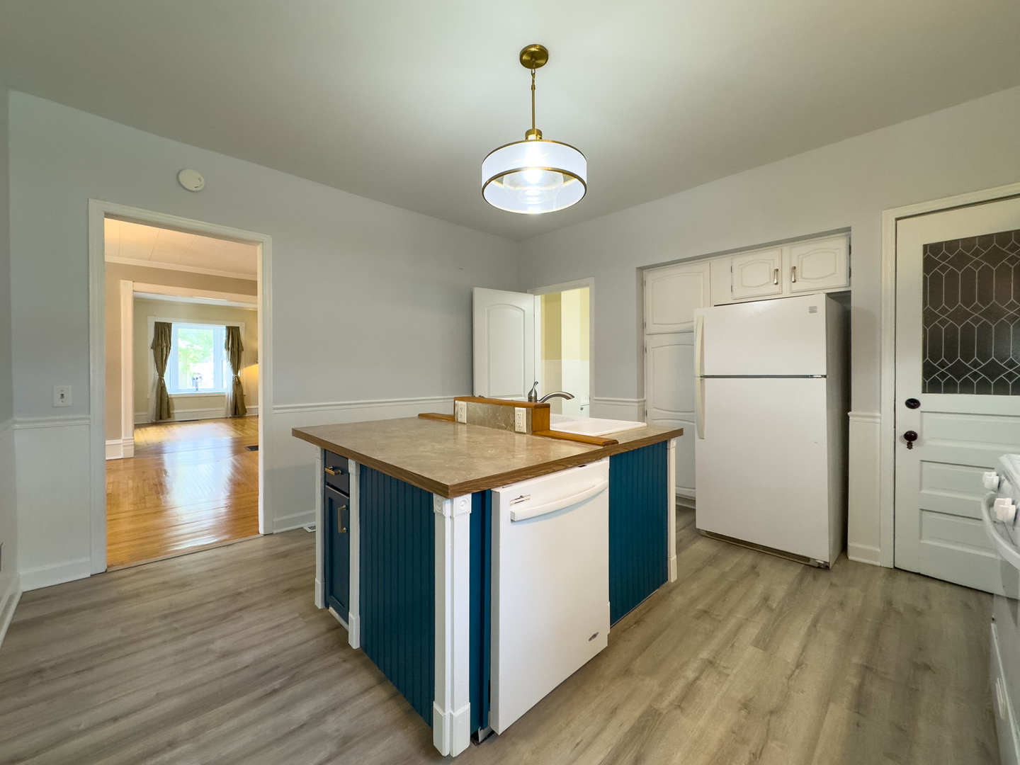909 BELLEVUE Avenue, Elgin, IL 60120