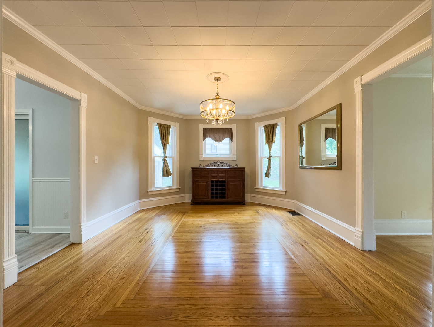 909 BELLEVUE Avenue, Elgin, IL 60120