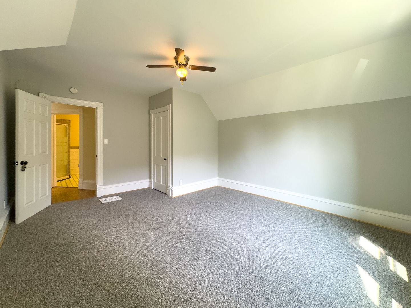 909 BELLEVUE Avenue, Elgin, IL 60120