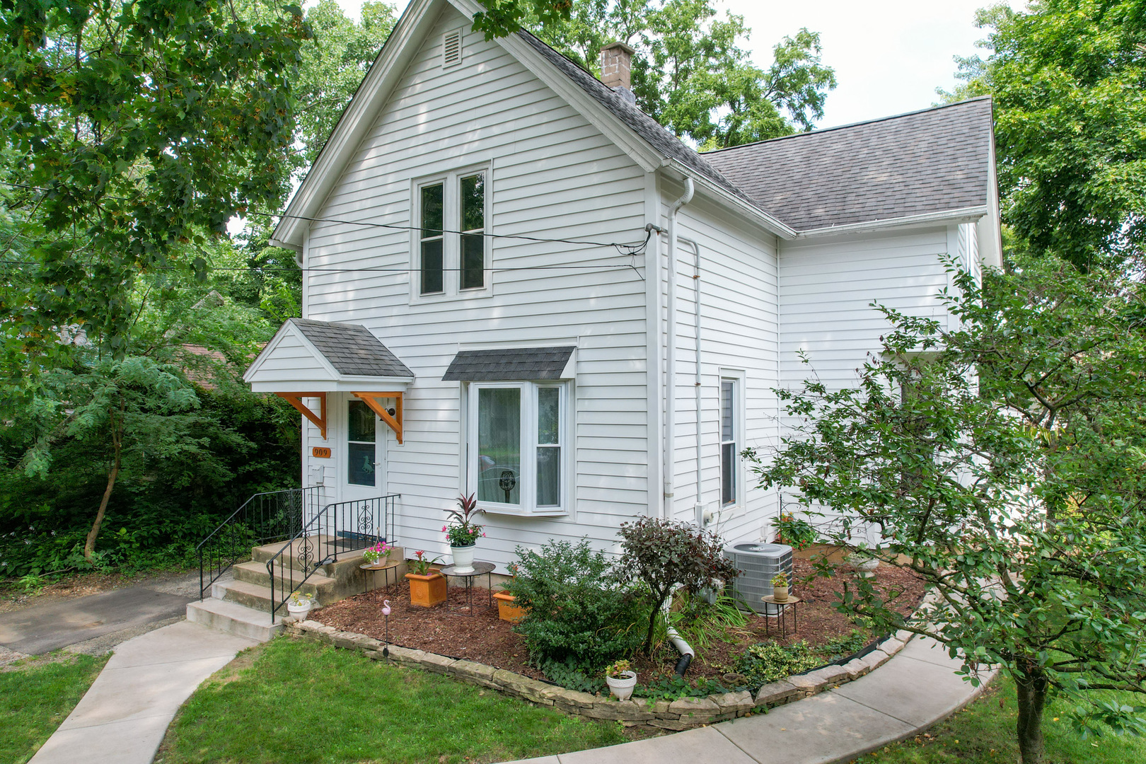 909 BELLEVUE Avenue, Elgin, IL 60120