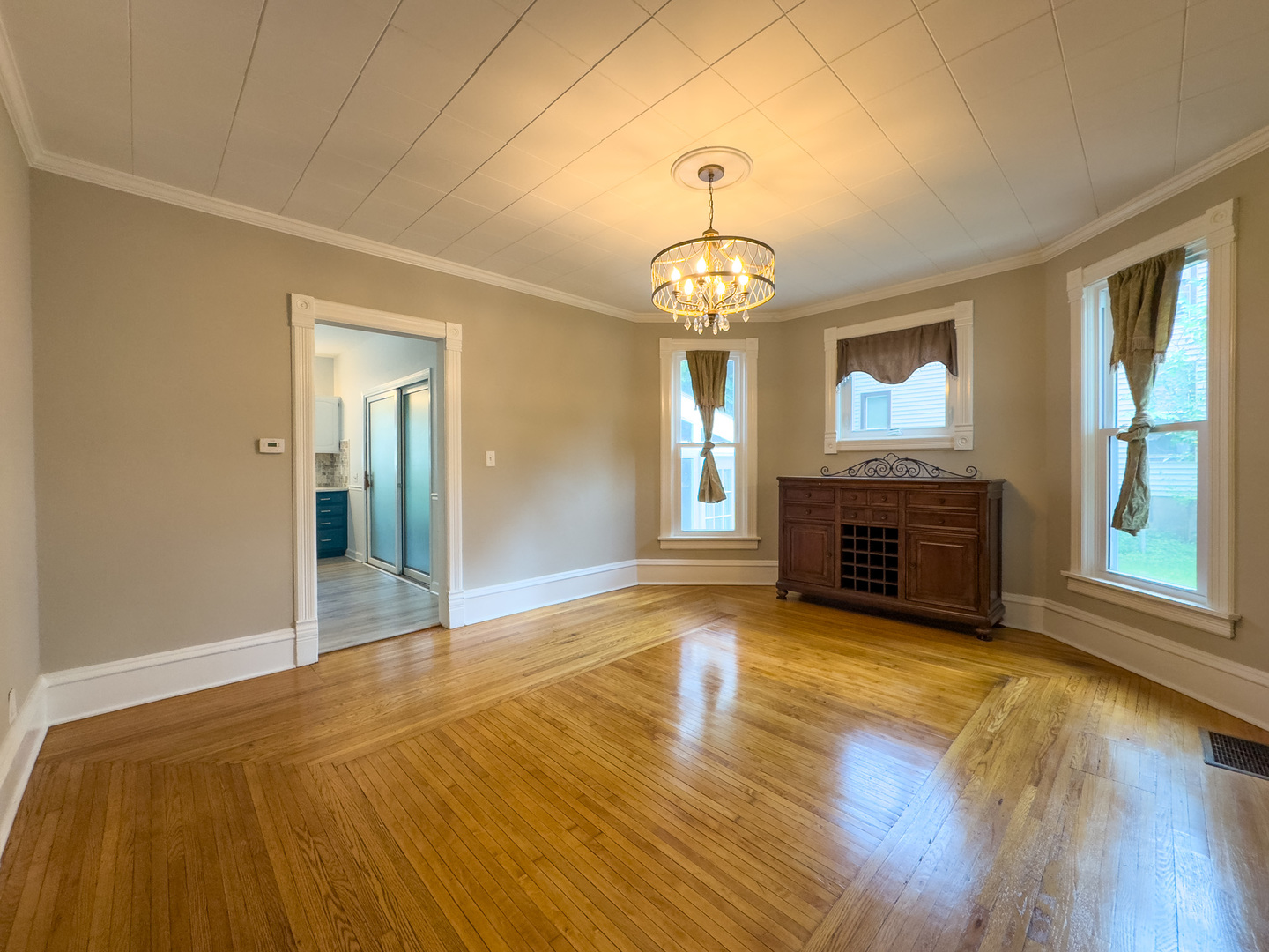 909 BELLEVUE Avenue, Elgin, IL 60120