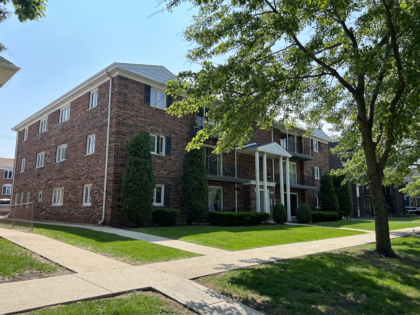 21 S Waiola Avenue #8, La Grange, IL 60525