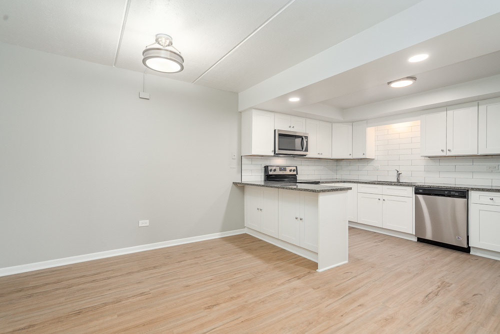 21 S Waiola Avenue #8, La Grange, IL 60525