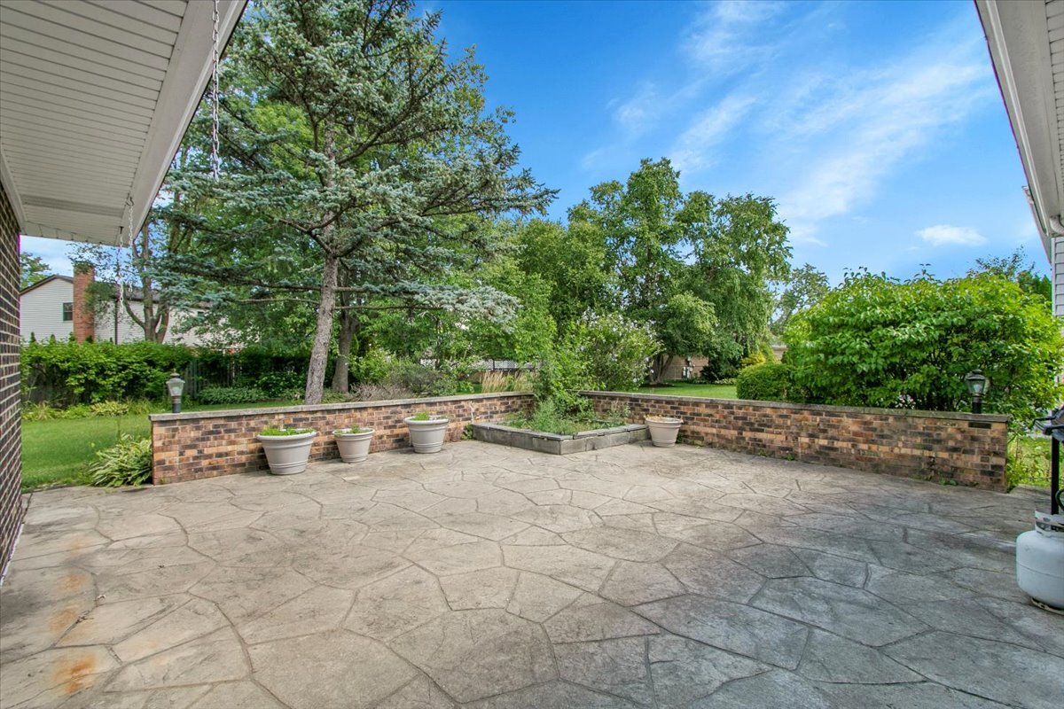 1040 E Grissom Drive, Palatine, IL 60074