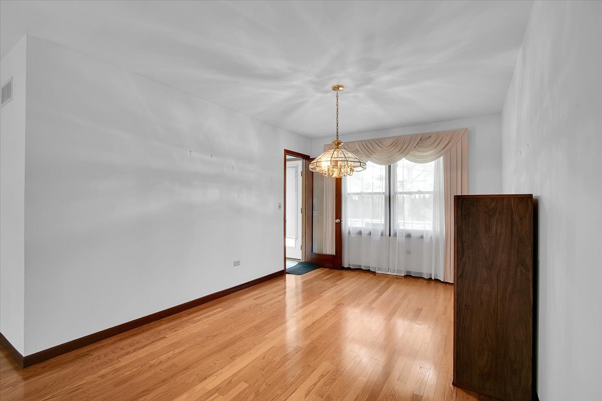 1040 E Grissom Drive, Palatine, IL 60074