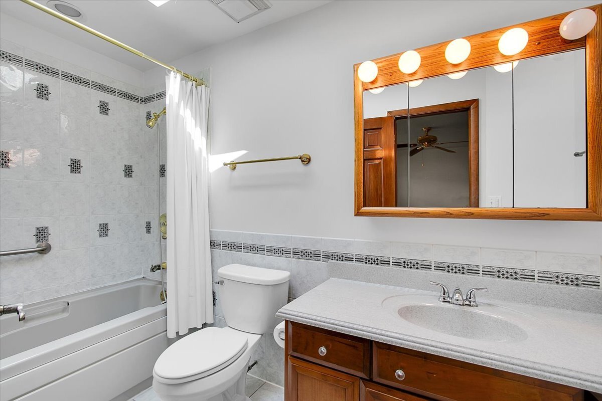 1040 E Grissom Drive, Palatine, IL 60074