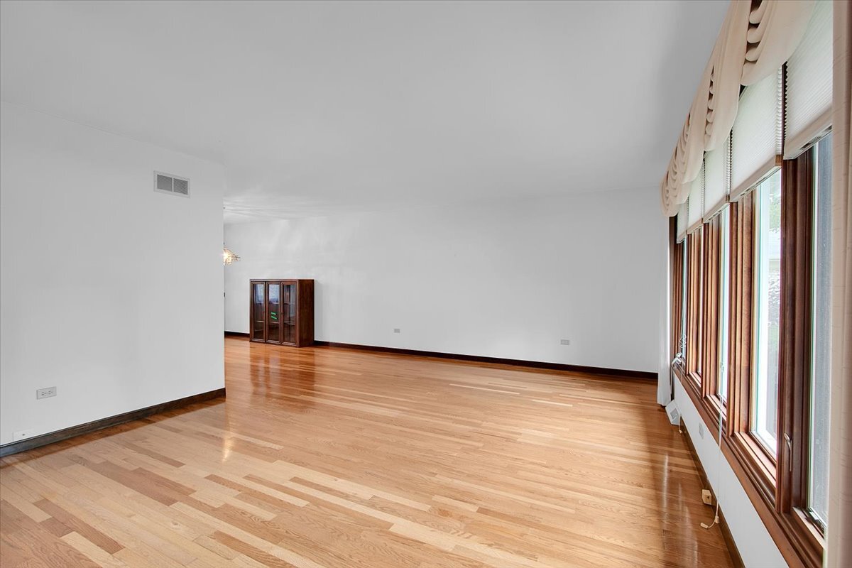 1040 E Grissom Drive, Palatine, IL 60074