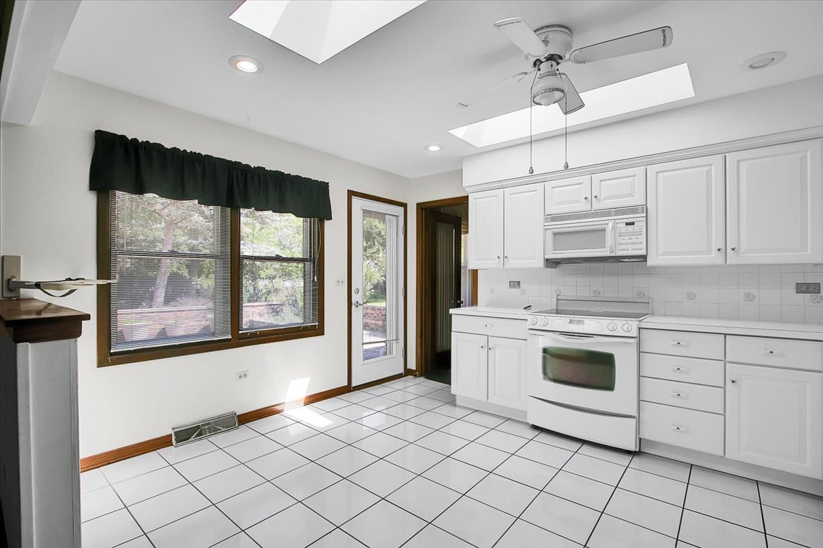 1040 E Grissom Drive, Palatine, IL 60074