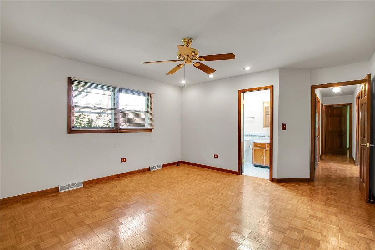 1040 E Grissom Drive, Palatine, IL 60074