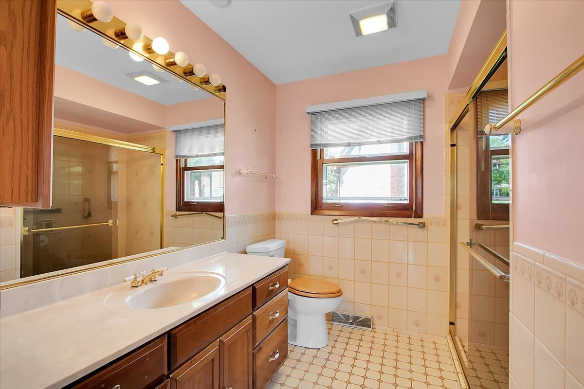 1040 E Grissom Drive, Palatine, IL 60074