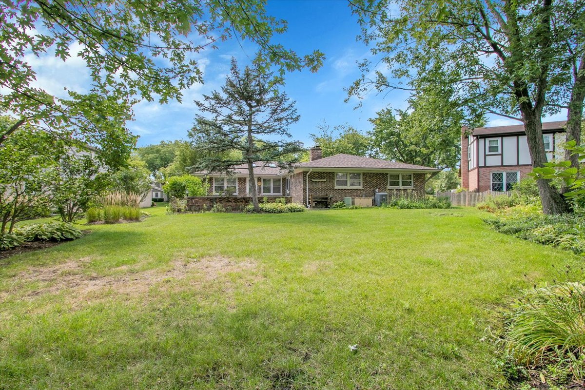 1040 E Grissom Drive, Palatine, IL 60074
