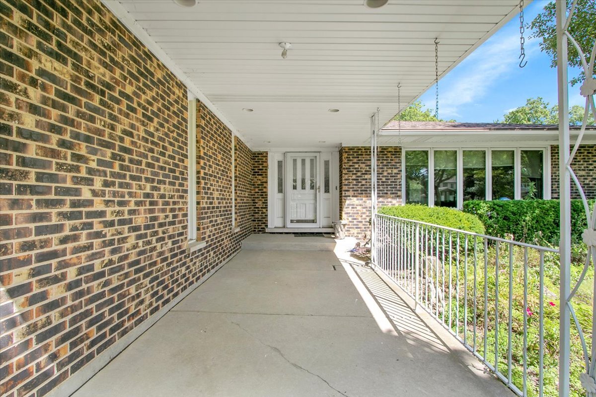 1040 E Grissom Drive, Palatine, IL 60074
