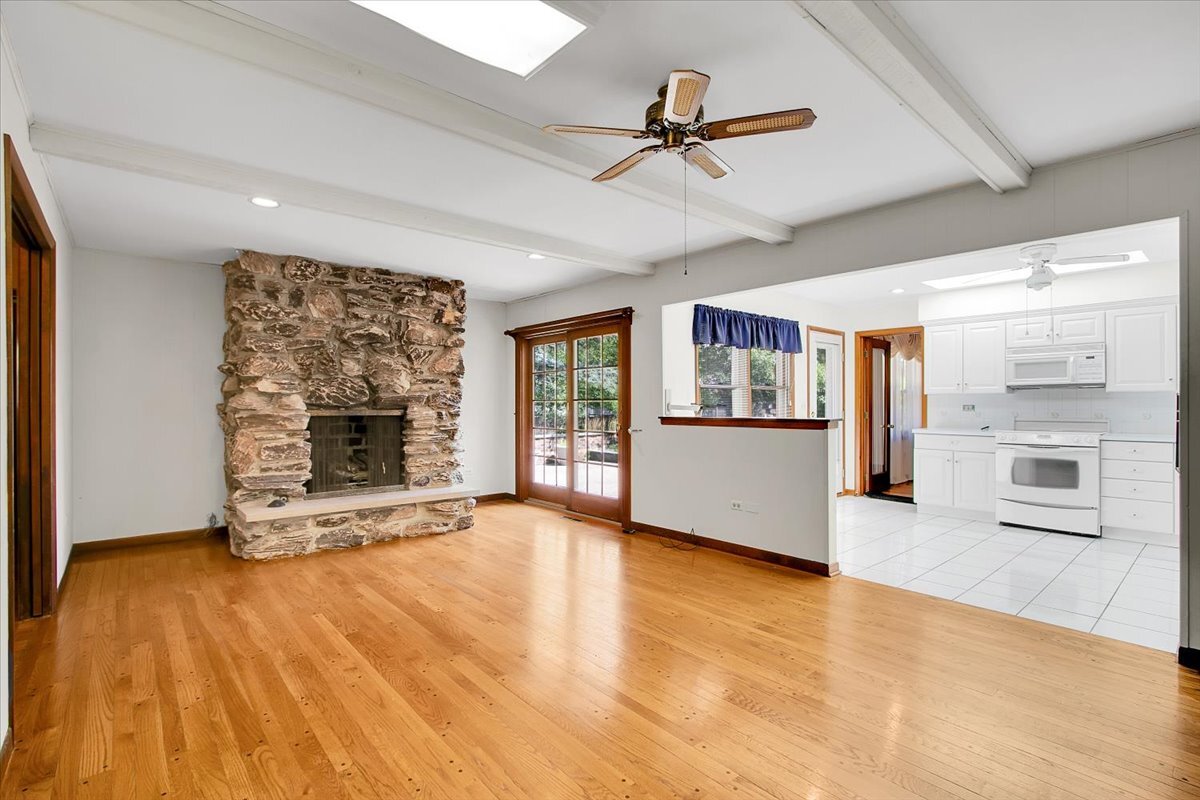 1040 E Grissom Drive, Palatine, IL 60074