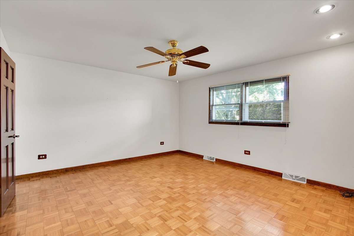 1040 E Grissom Drive, Palatine, IL 60074
