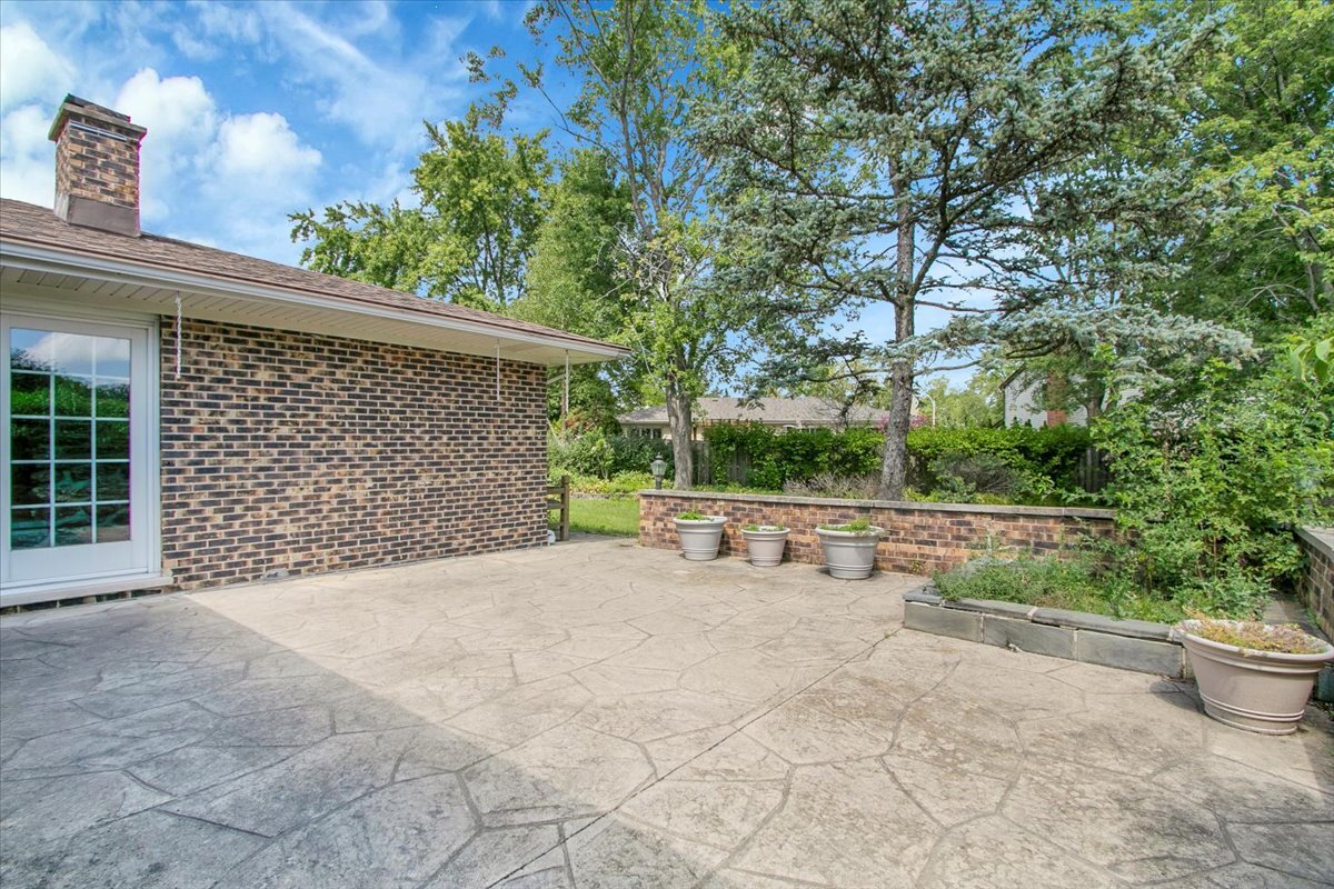 1040 E Grissom Drive, Palatine, IL 60074