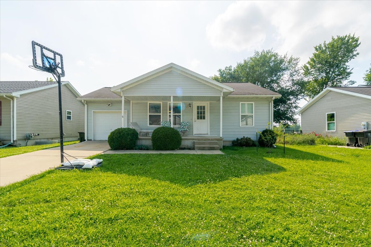 1107 Woodbury Place, Bloomington, IL 61701