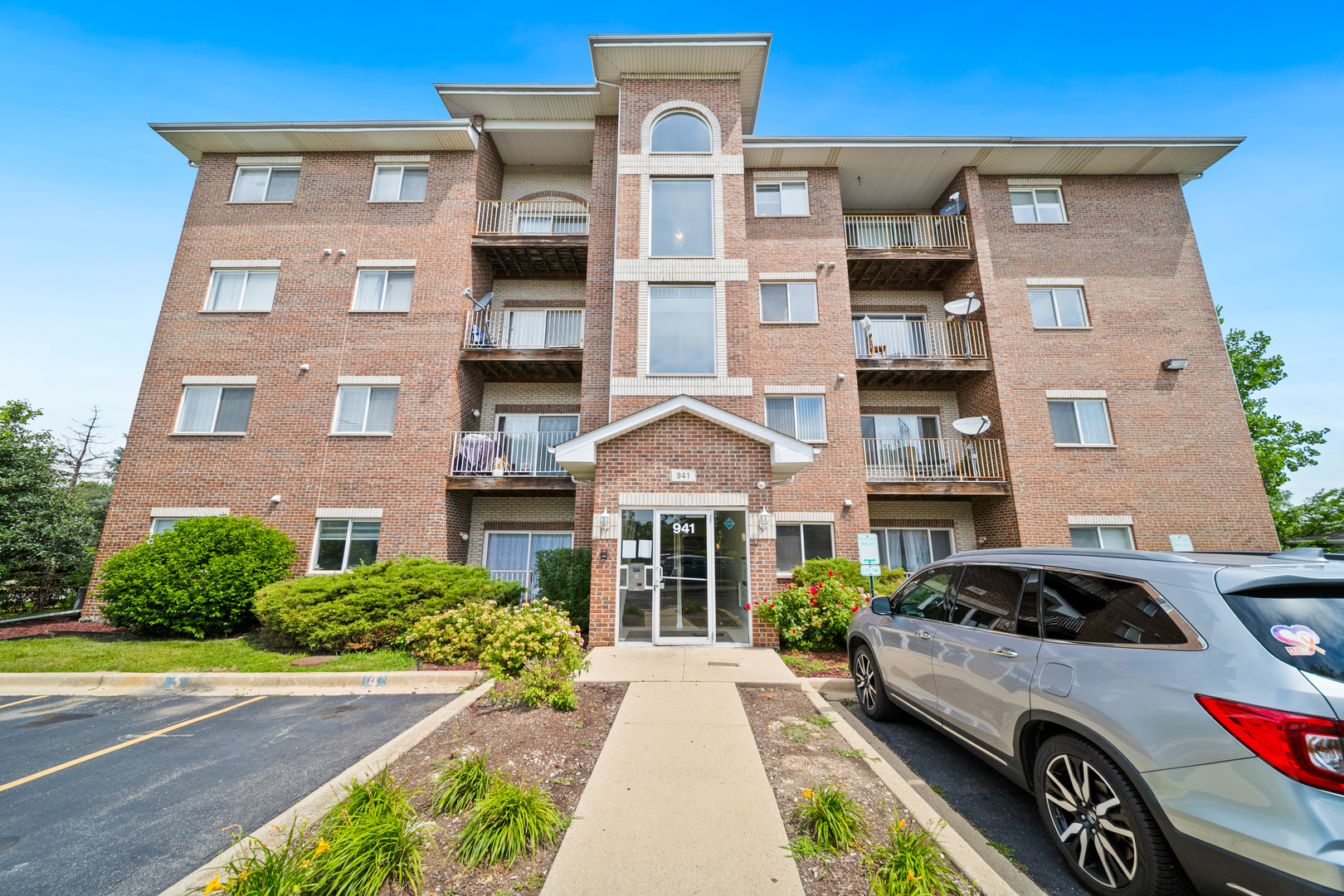 941 N Swift Road #201, Addison, IL 60101
